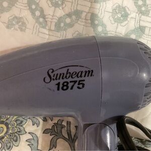 This Sunbeam 1875 hair dryer is in great condition.